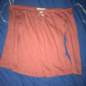 Light pink off-shoulder w/open-up slit in-the-mid